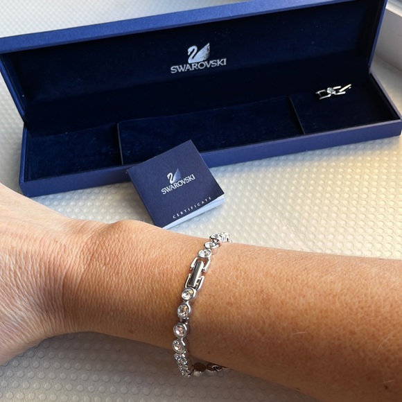 Authentic Swarovski tennis bracelet with certificate - Picture 9 of 15